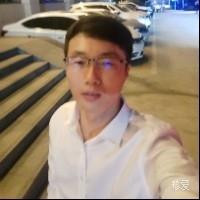 蹲在街边拿着碗