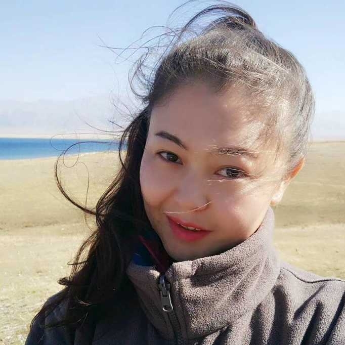 哈薩克族女青年