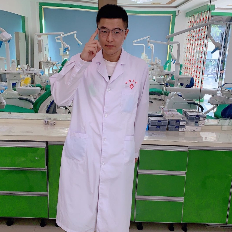 嘴角滑落一抹沧桑