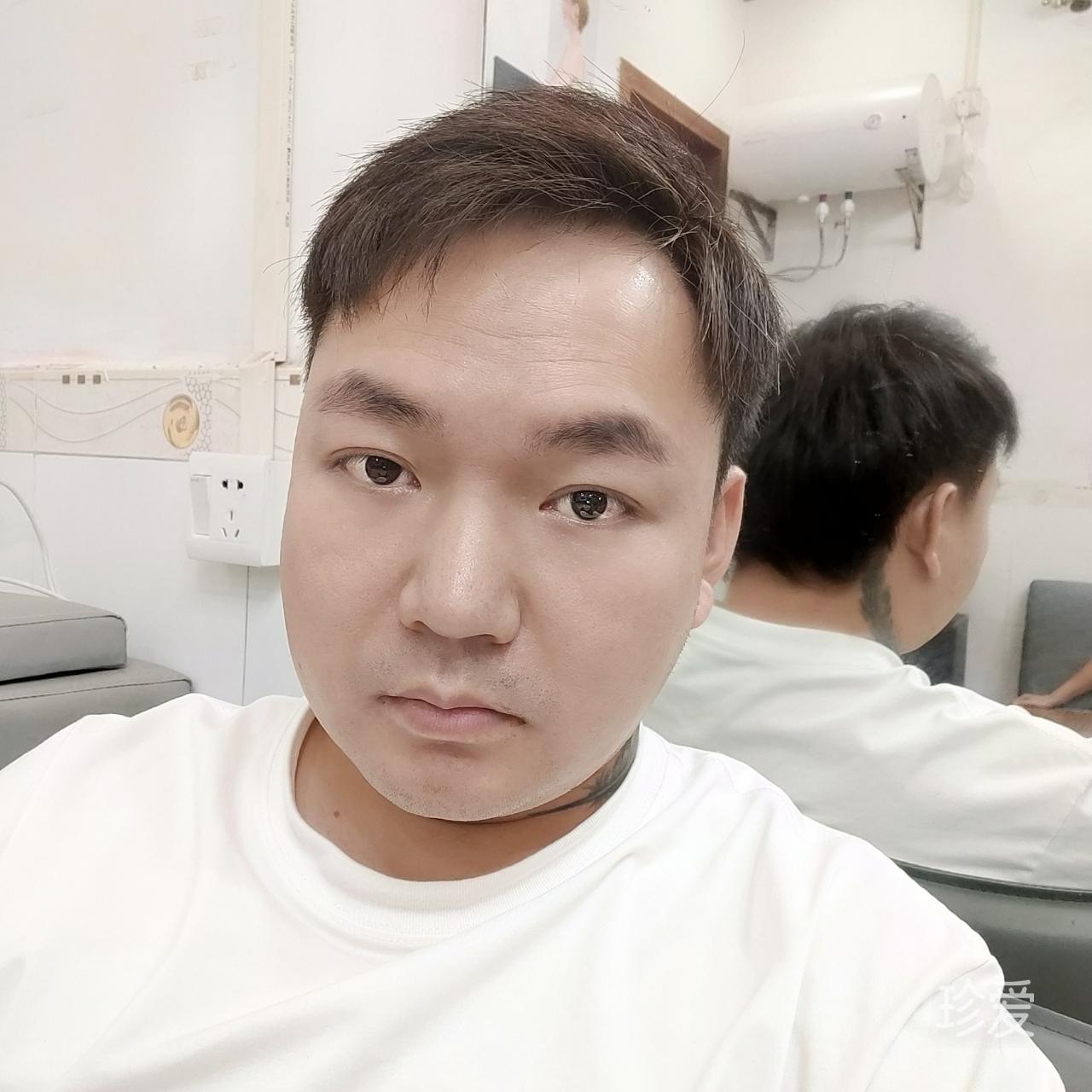 走在迷雾的小巷里