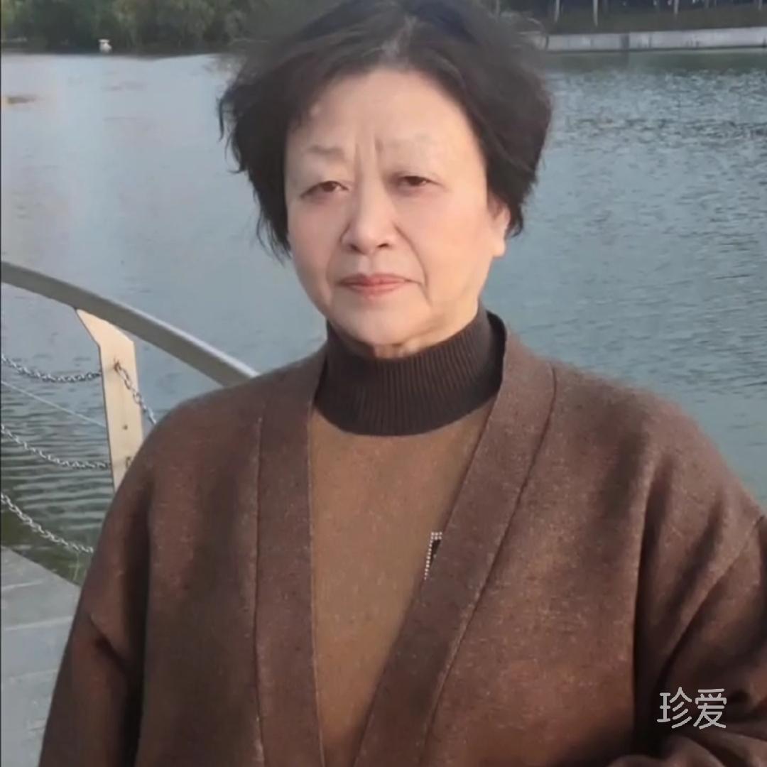 海边伴月