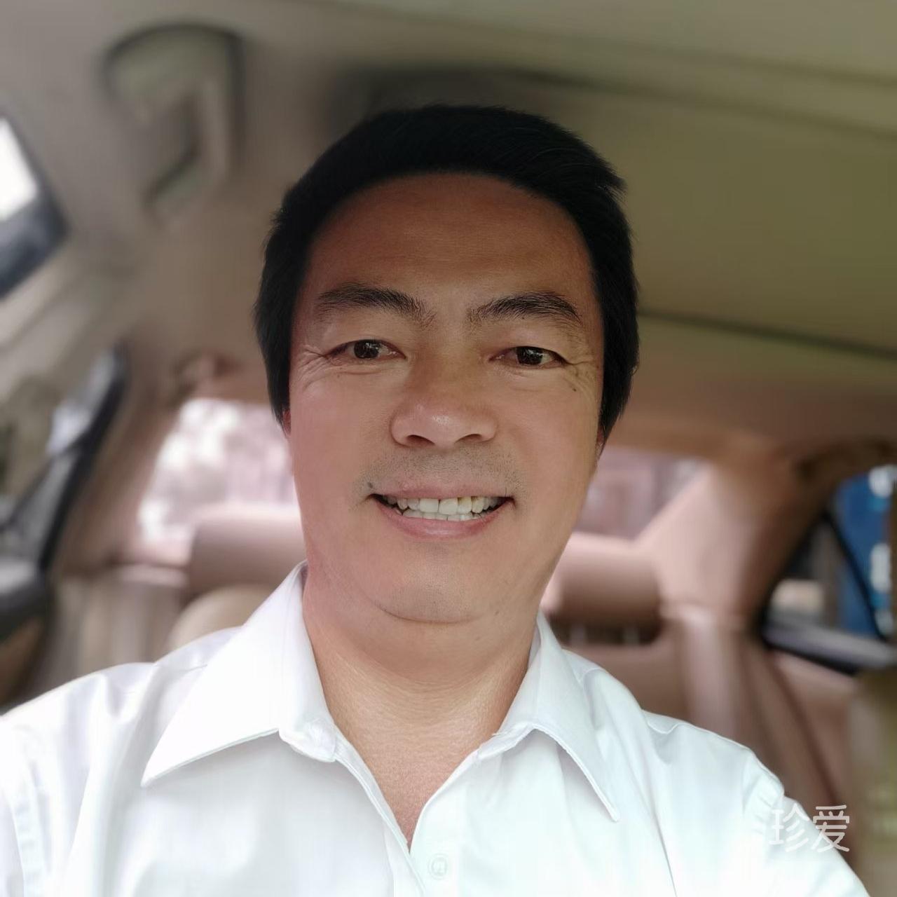 對面的女孩看過來