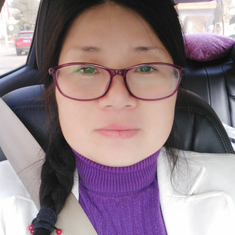 轻抚菊花笑不语