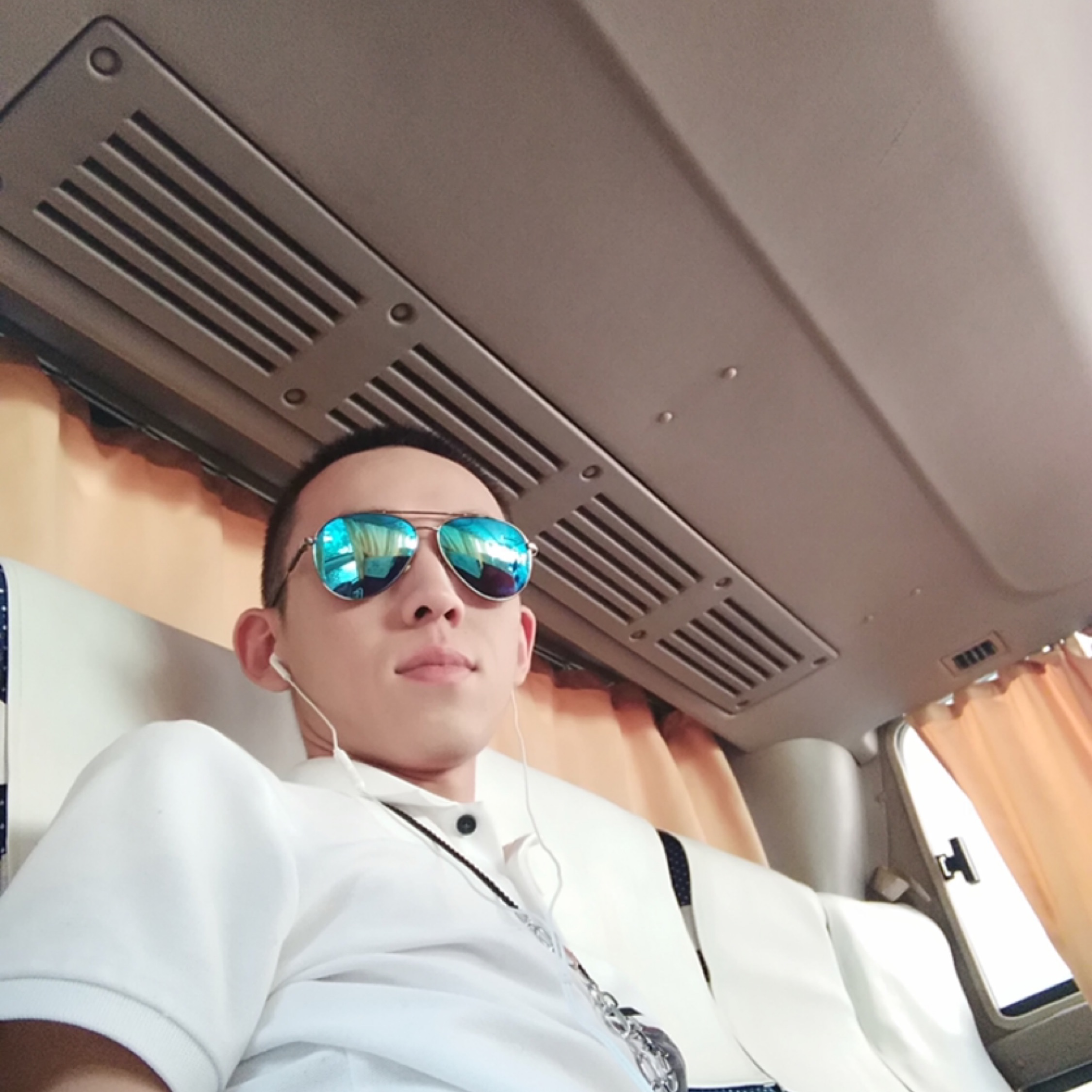 一抹红尘戏人间