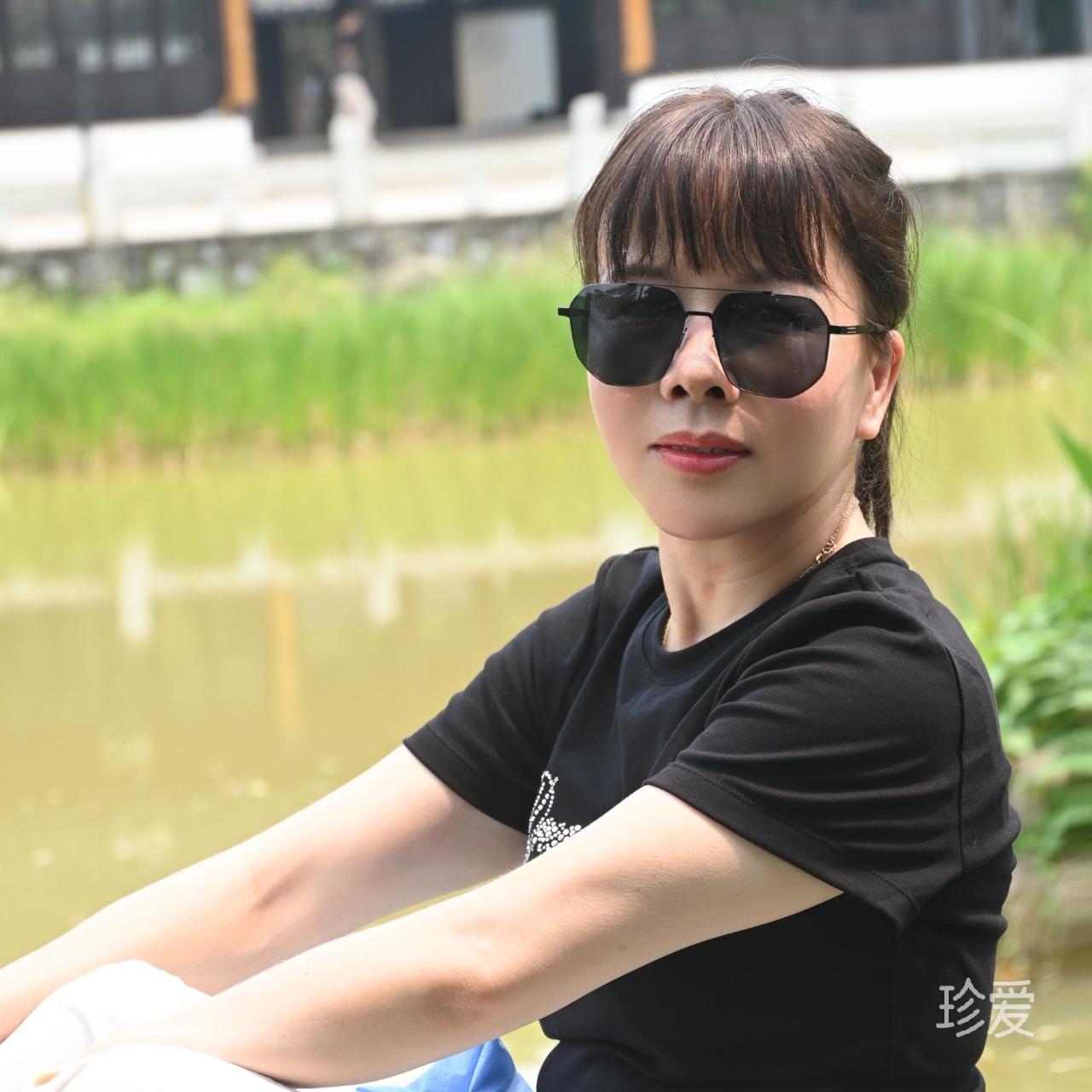一个爱笑的阿姨