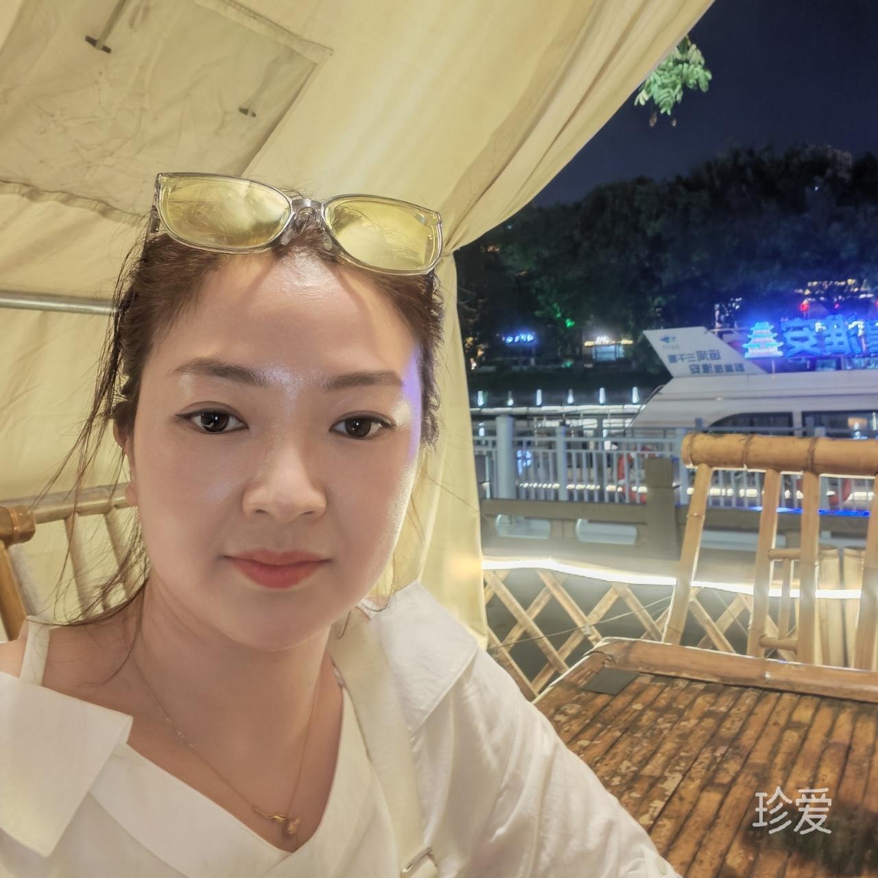 戴面具的女孩