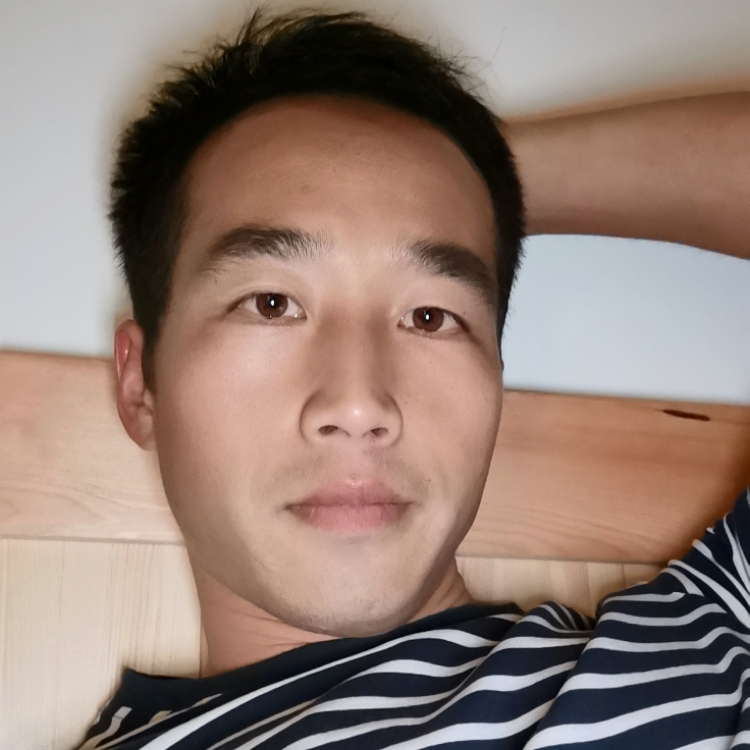 两个人开开心心多