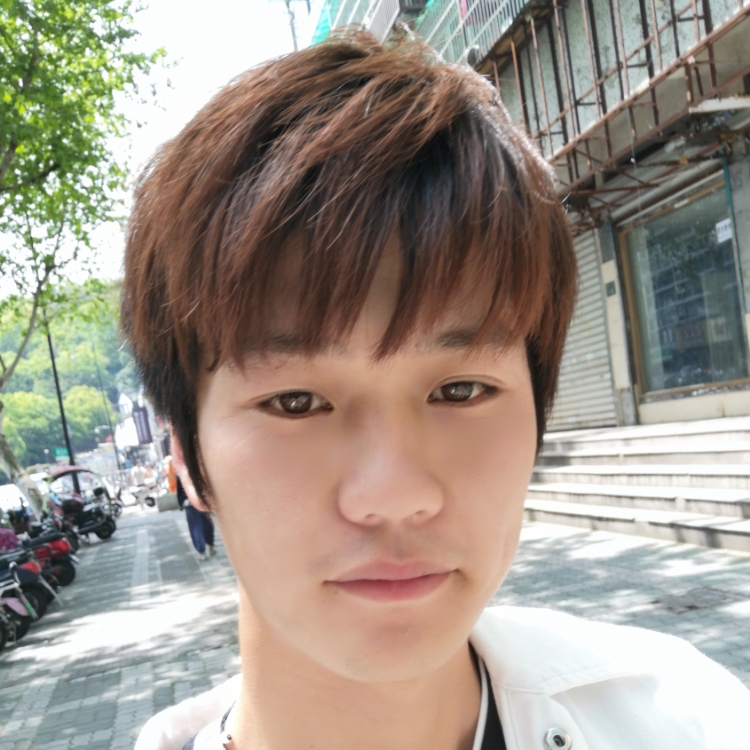 烟圈里弥漫着伤