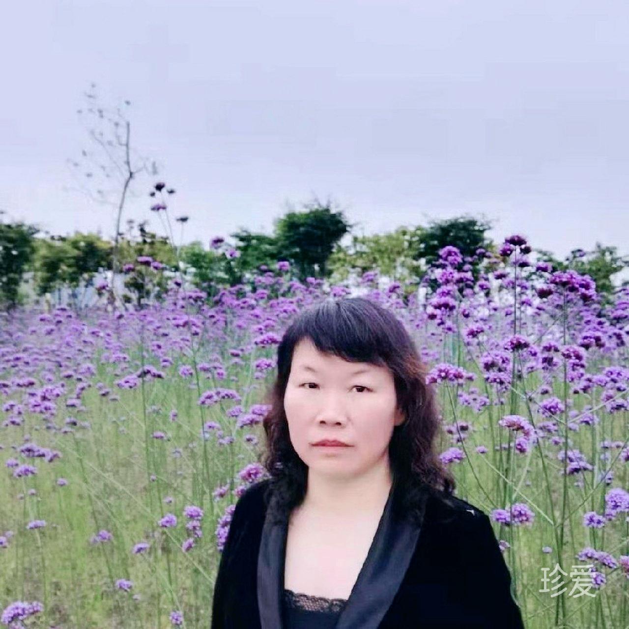 格格不入的微笑