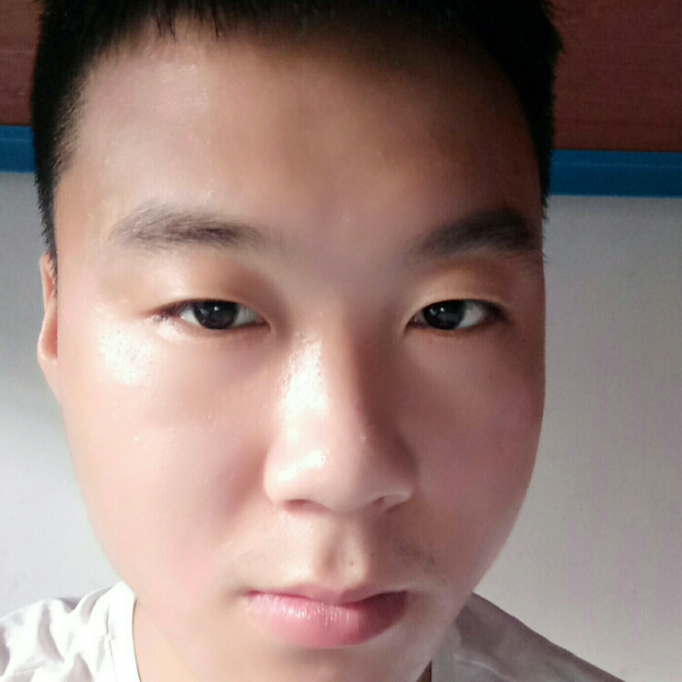 紅花旁邊的綠葉