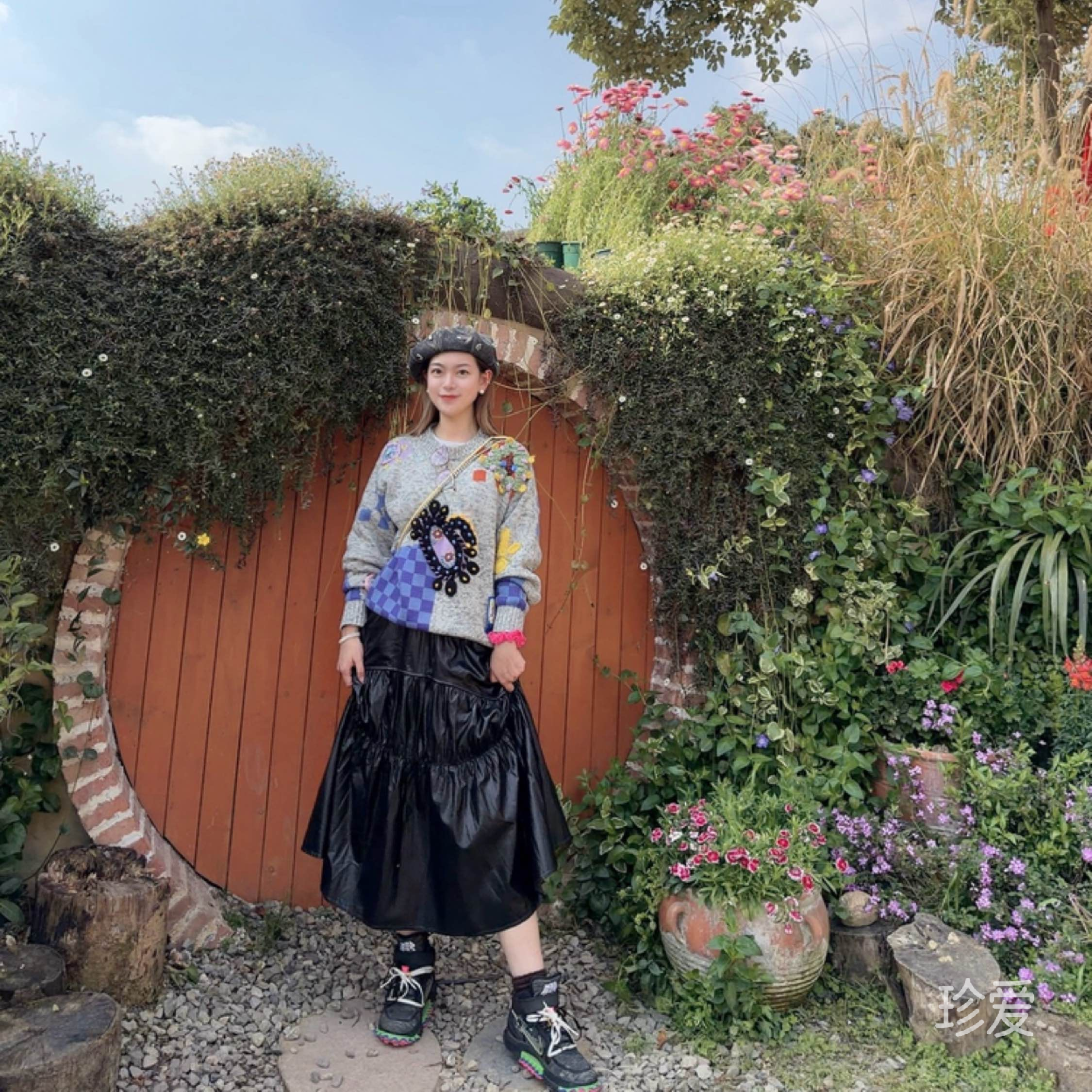 戴大红花的小鳄鱼