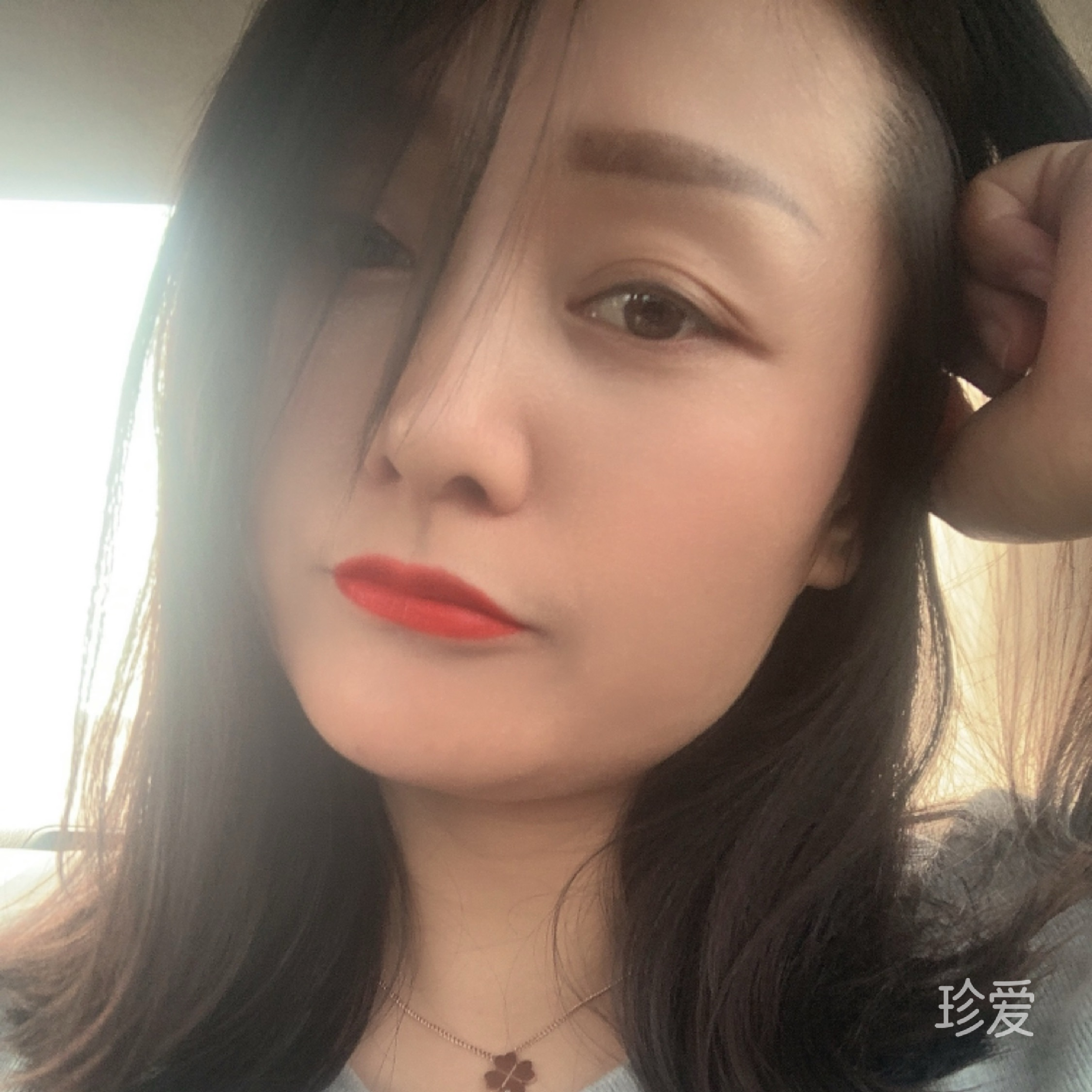 蓝天下的一簇白