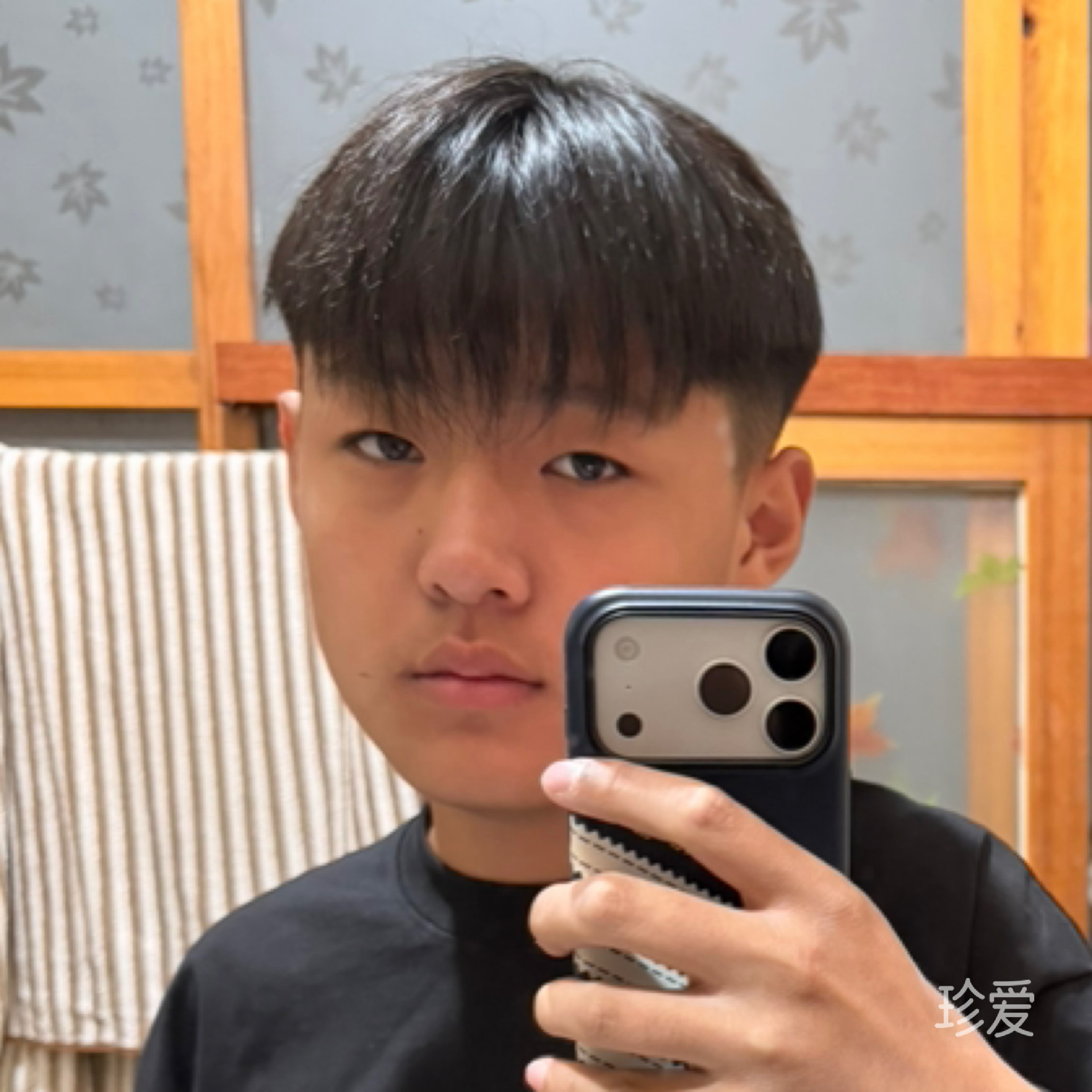 笑笑不说话