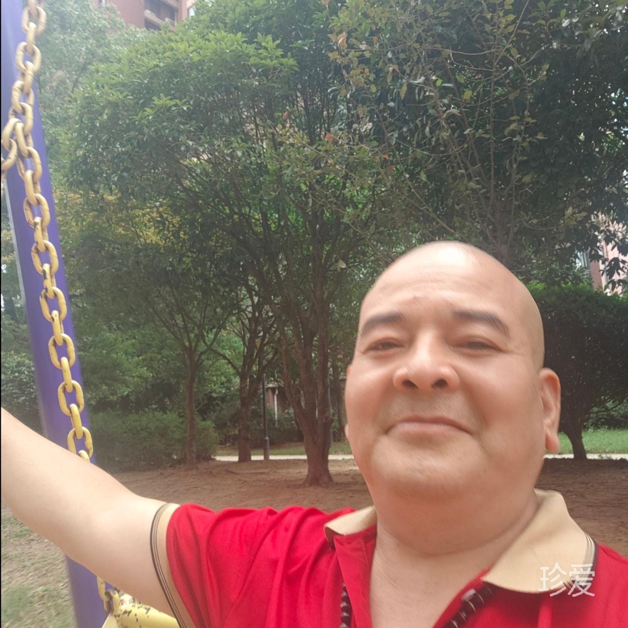 強忍的笑容背後