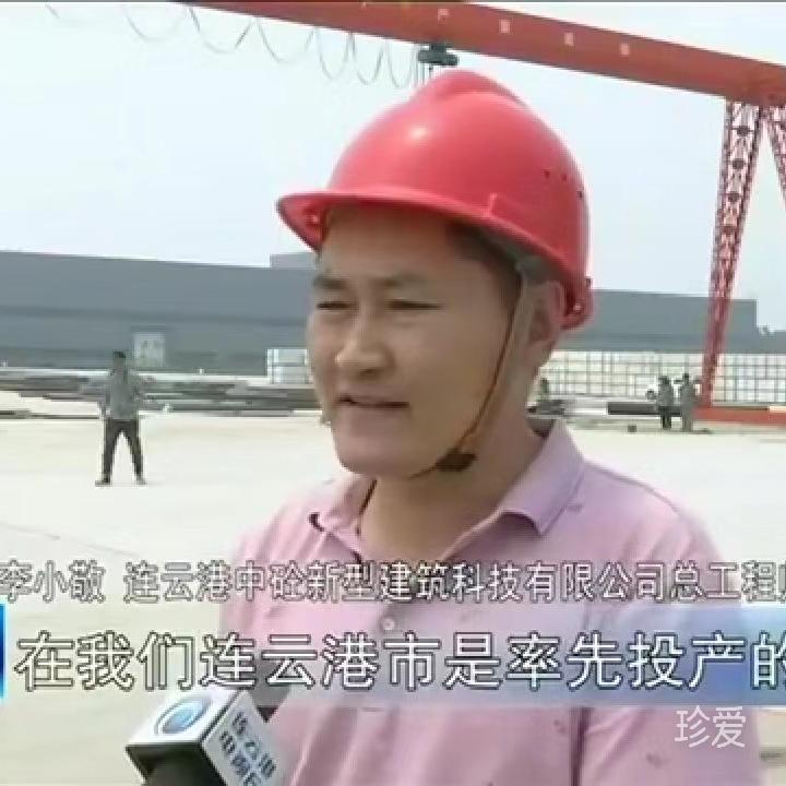 坐在小酒馆门口