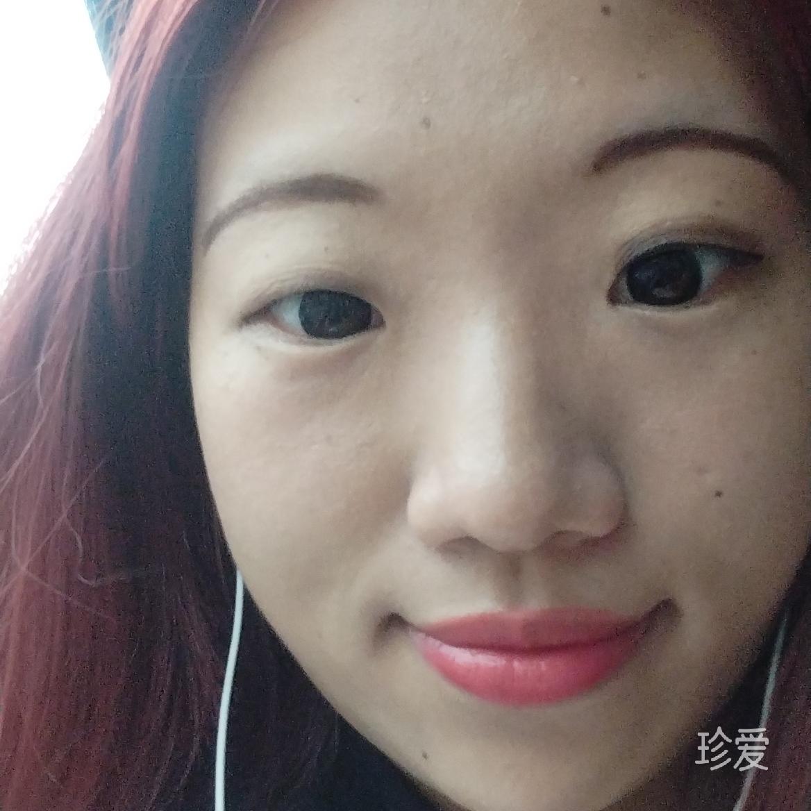 吃草莓蛋糕的熊