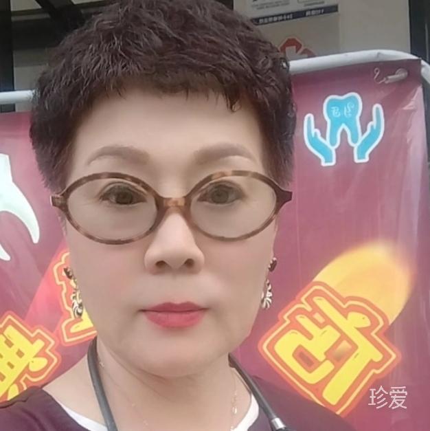 走在迷雾的小巷里