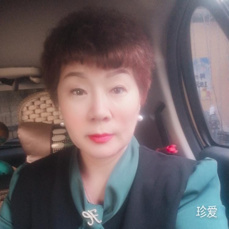 走在迷雾的小巷里