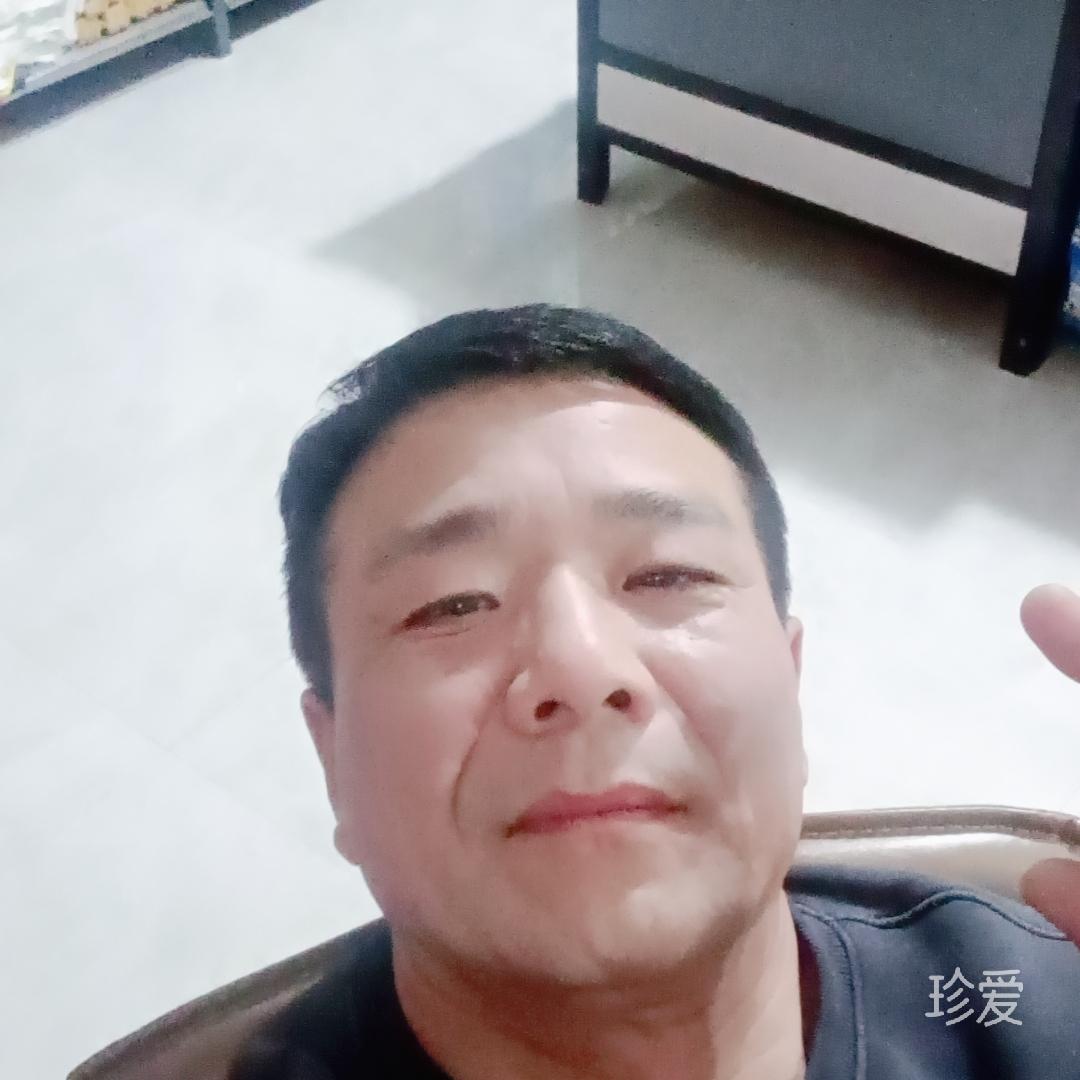 天空飞翔的雄鹰