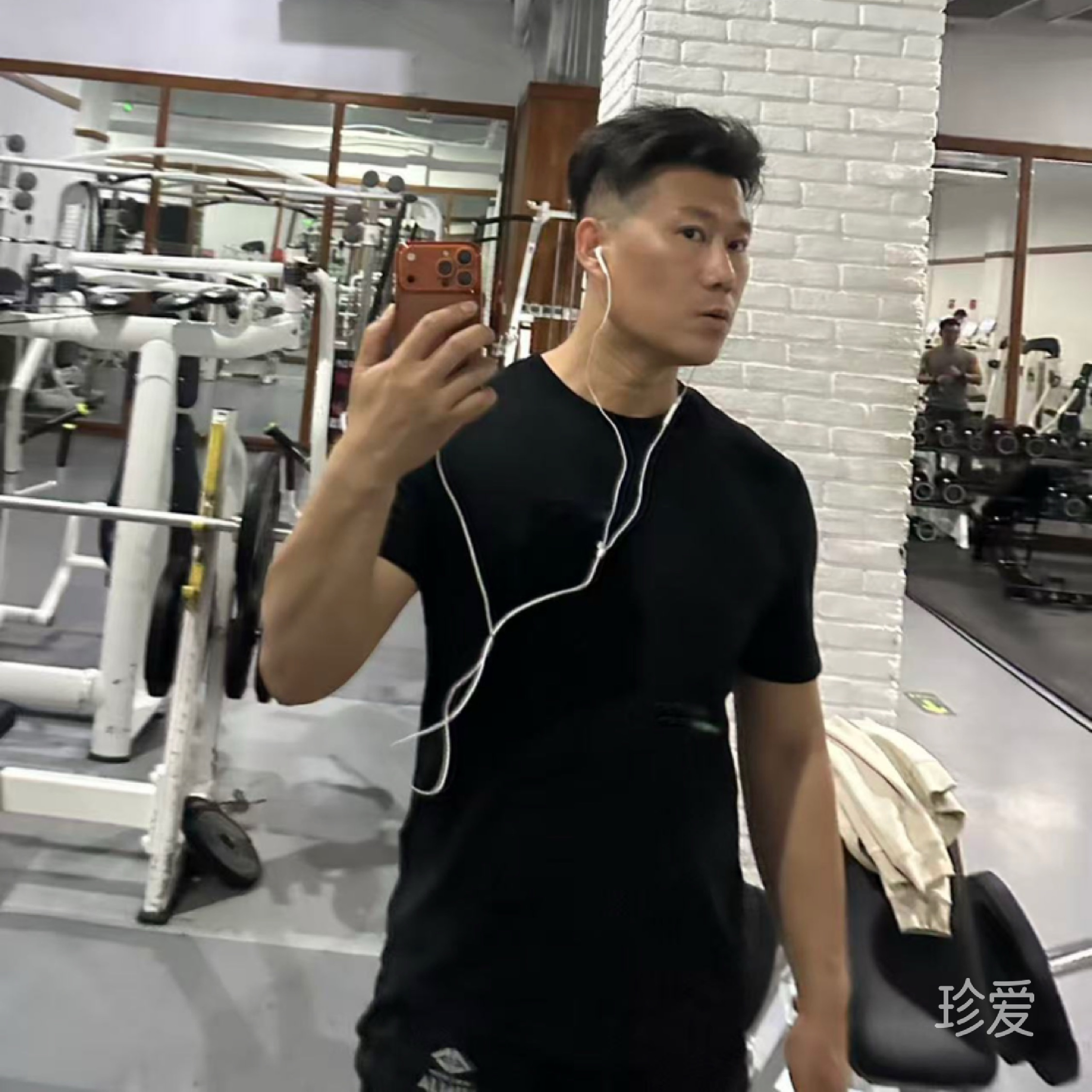 左然