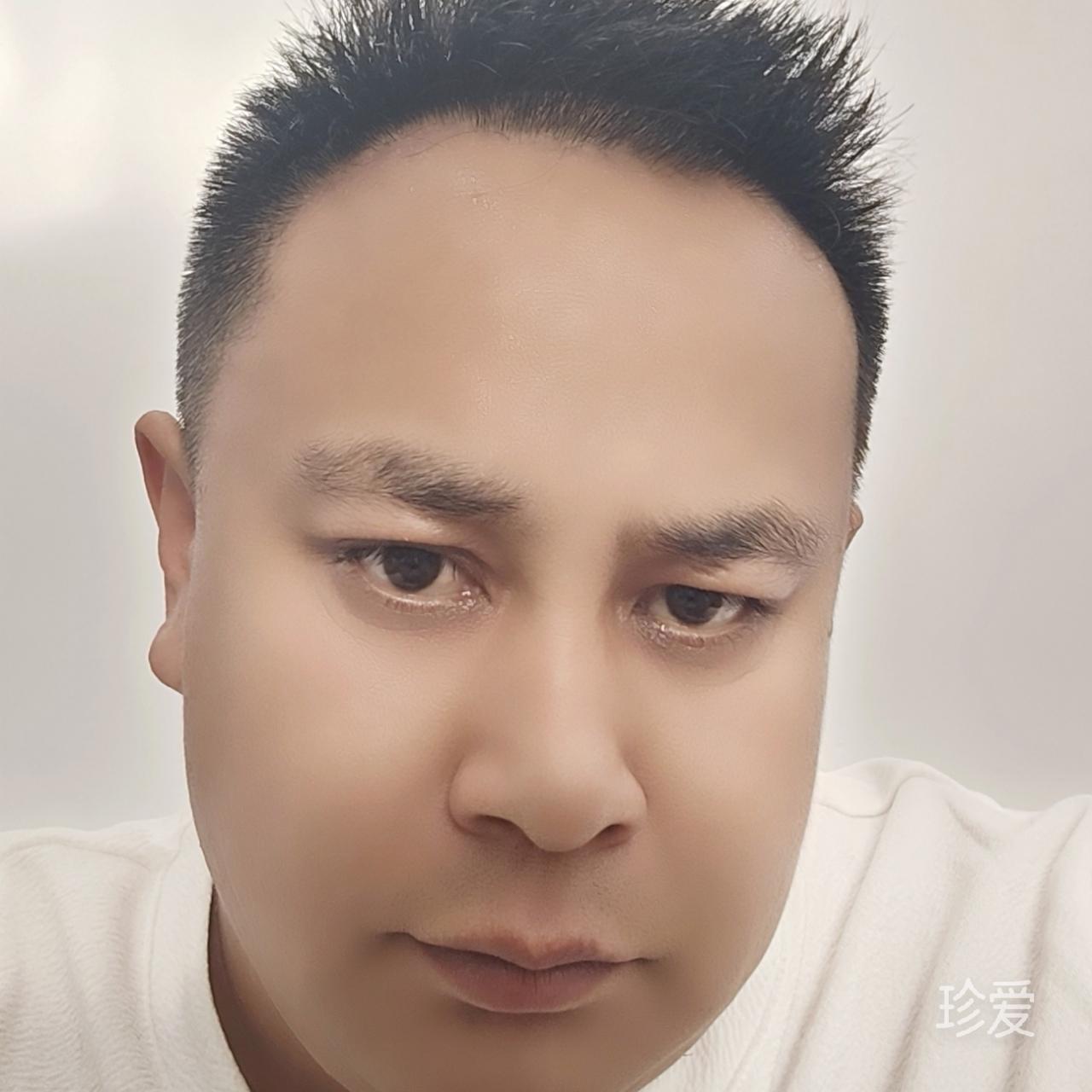 晚上孤寂的男人