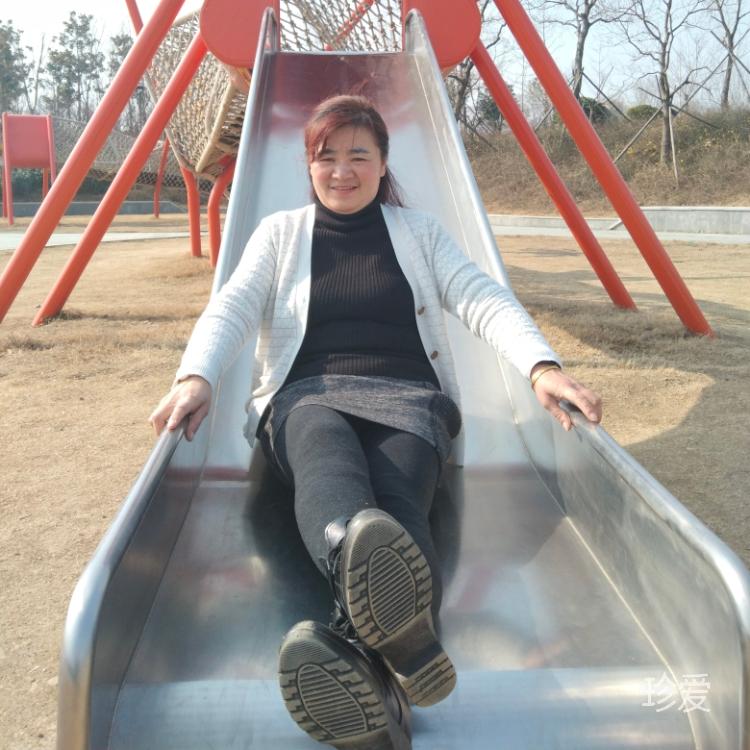 一個(gè)人在路上行走