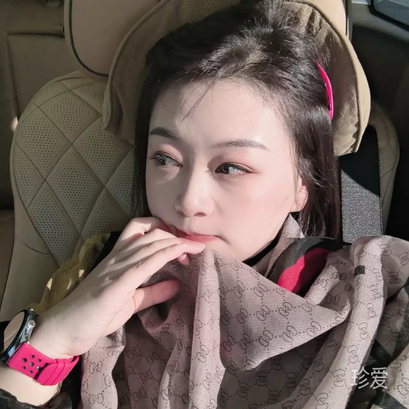 格格不入的微笑