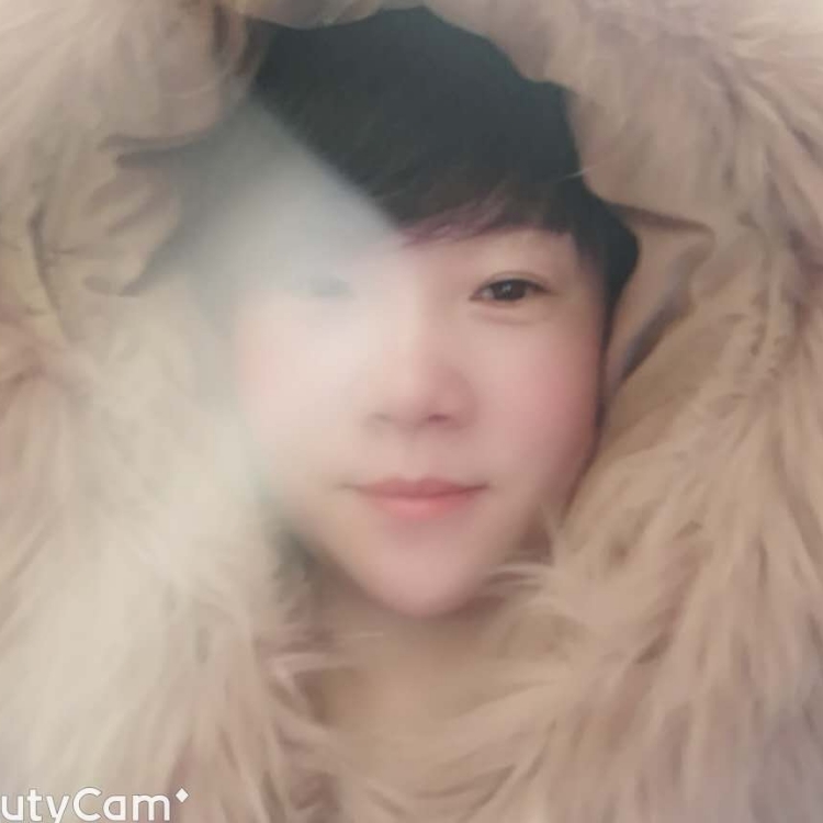 走在迷雾的小巷里