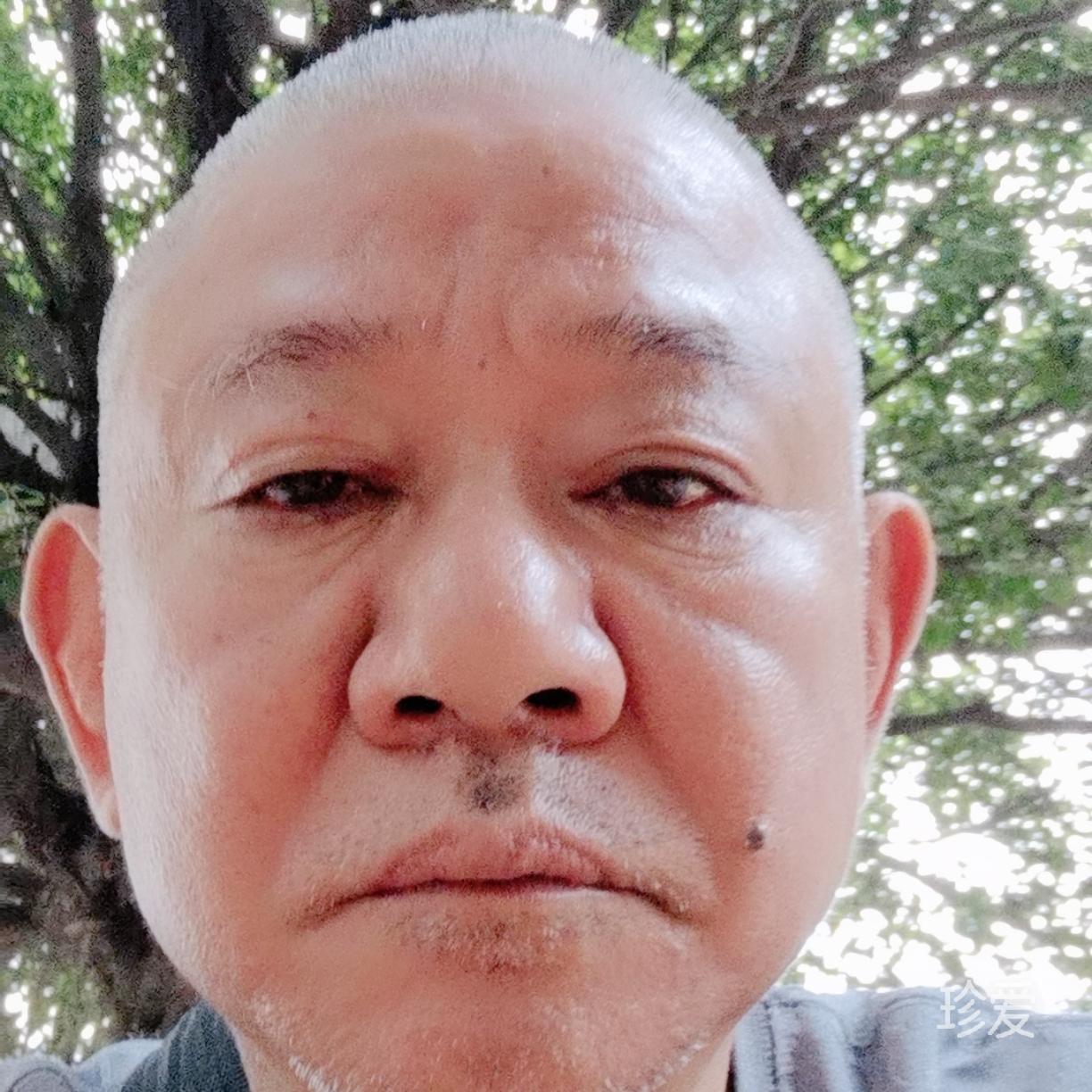 闷闷的男人