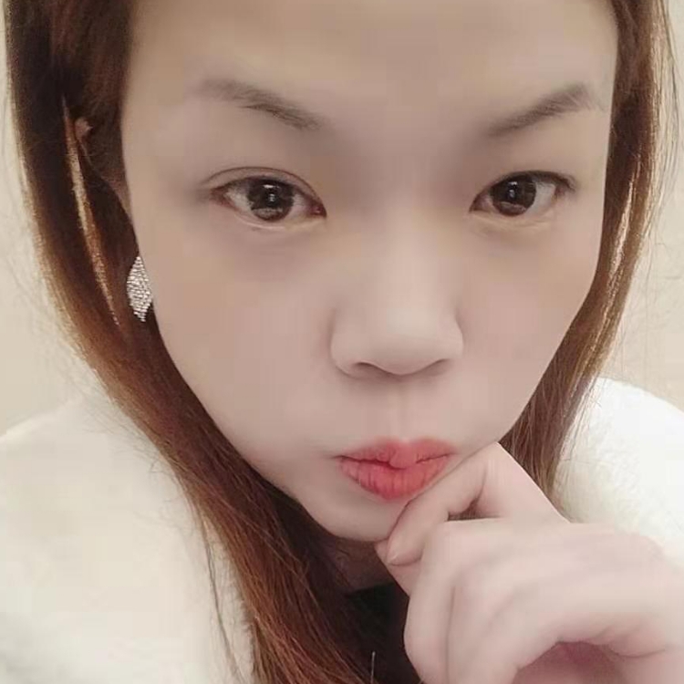 陽光照在屋檐下