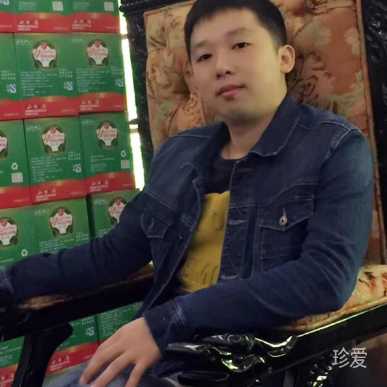 坐在小酒馆门口