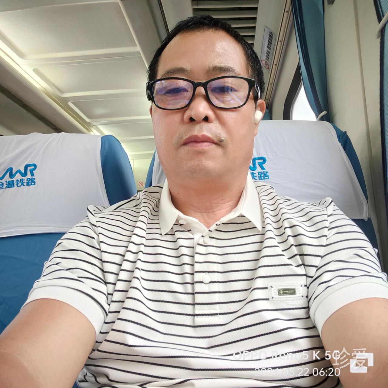 春风带着桃花飞