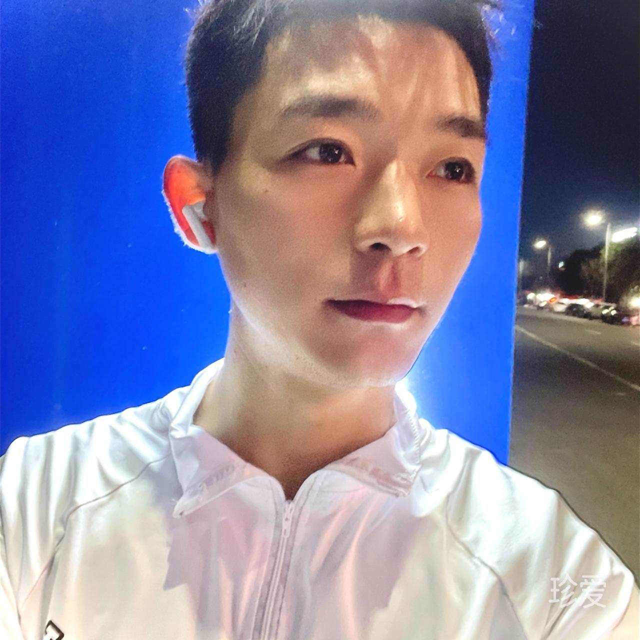 对着天空比个耶