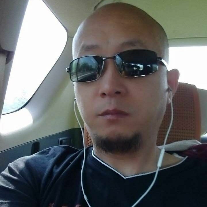 阳光下的男人