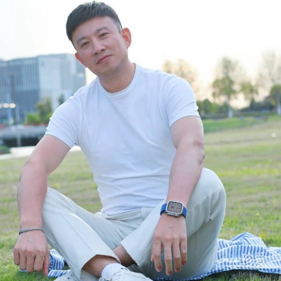 坐我肩上