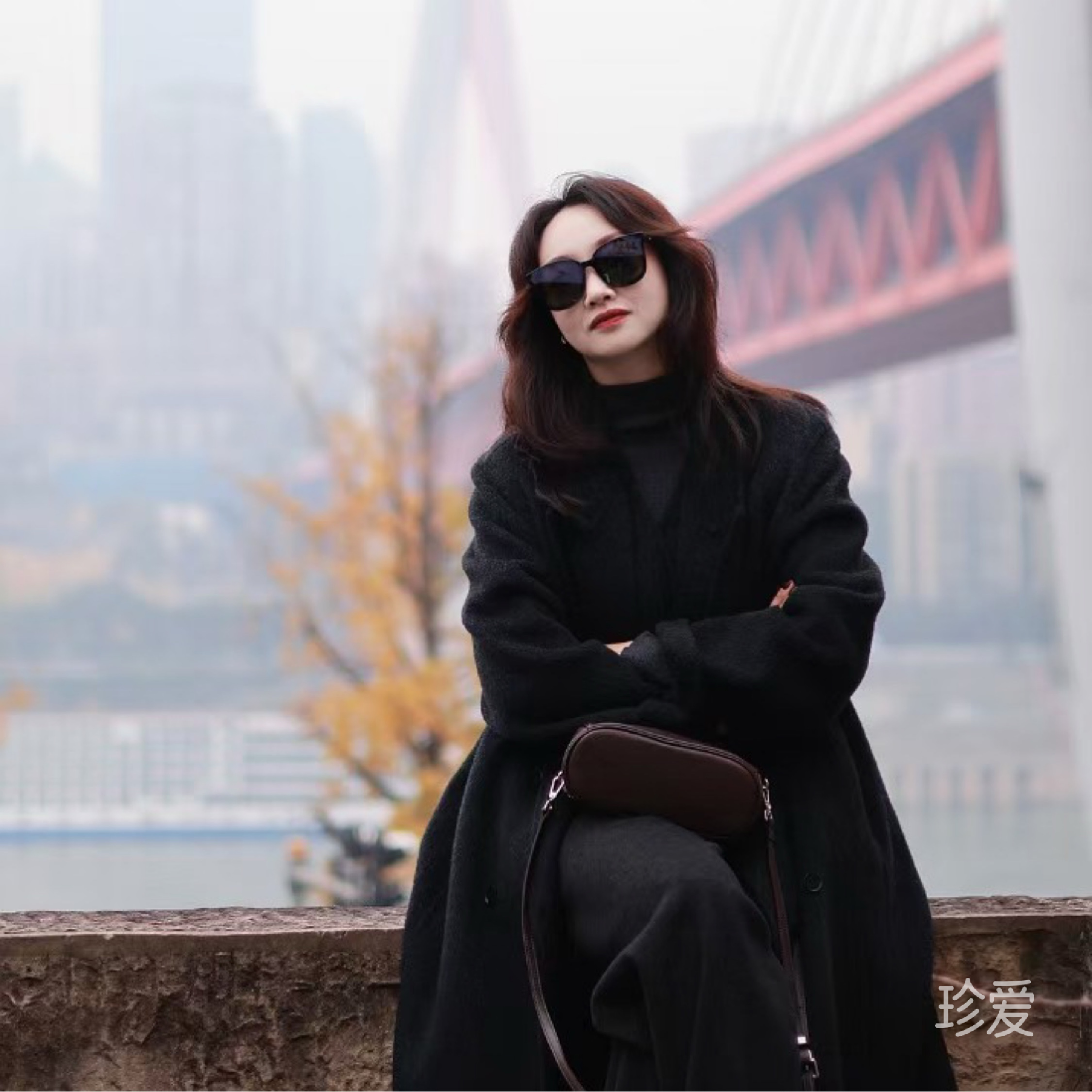 一个女青年