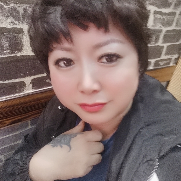 風吹落葉飄動的美