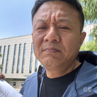 一個(gè)人在走