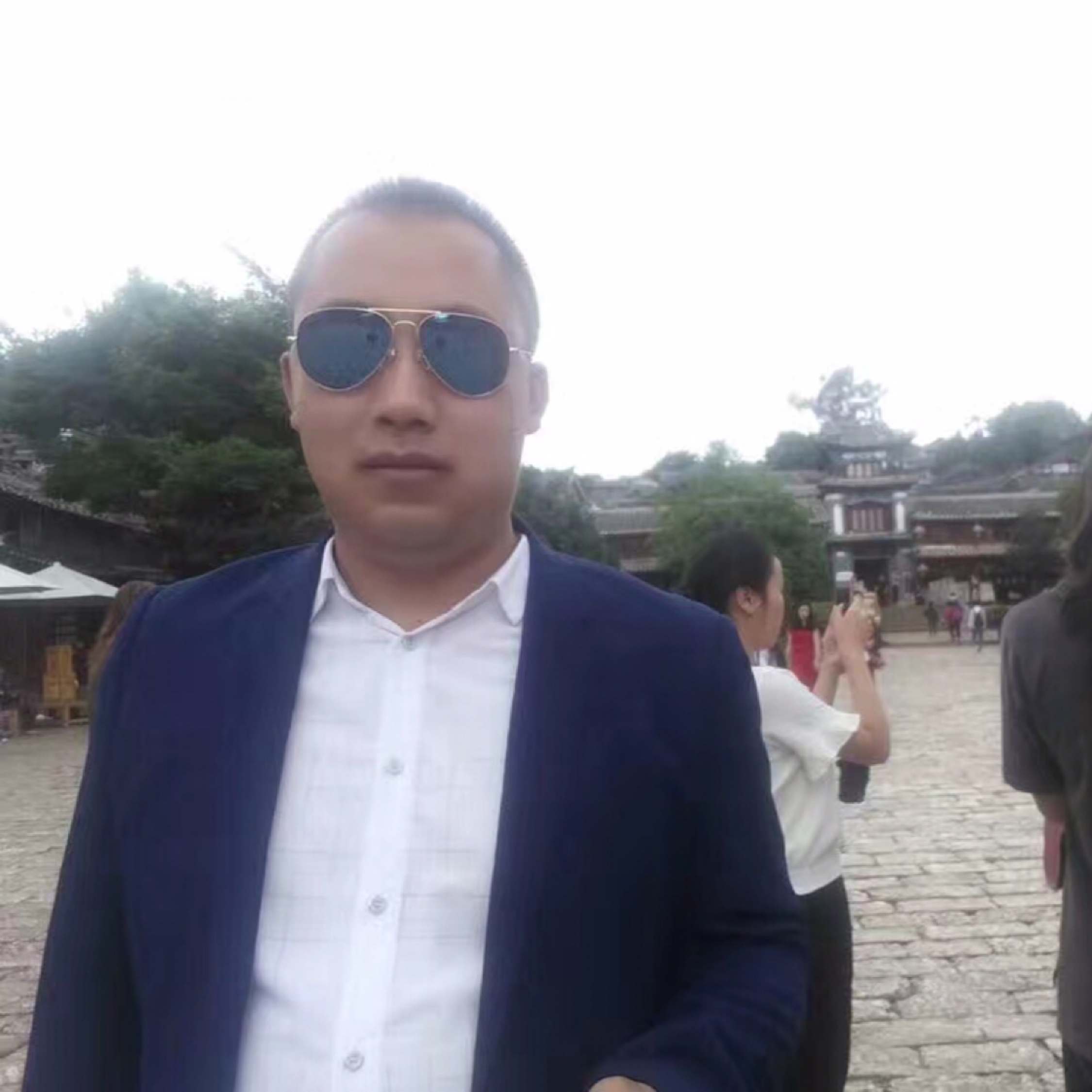 一個(gè)人角落里抽煙