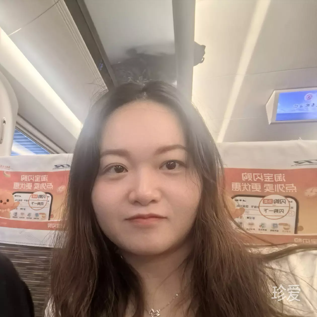 弹琴的美术生