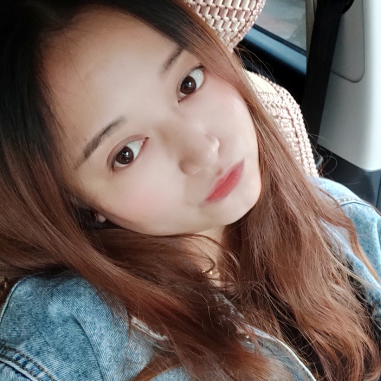 格格不入的微笑