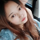 格格不入的微笑