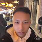 路燈下的背影