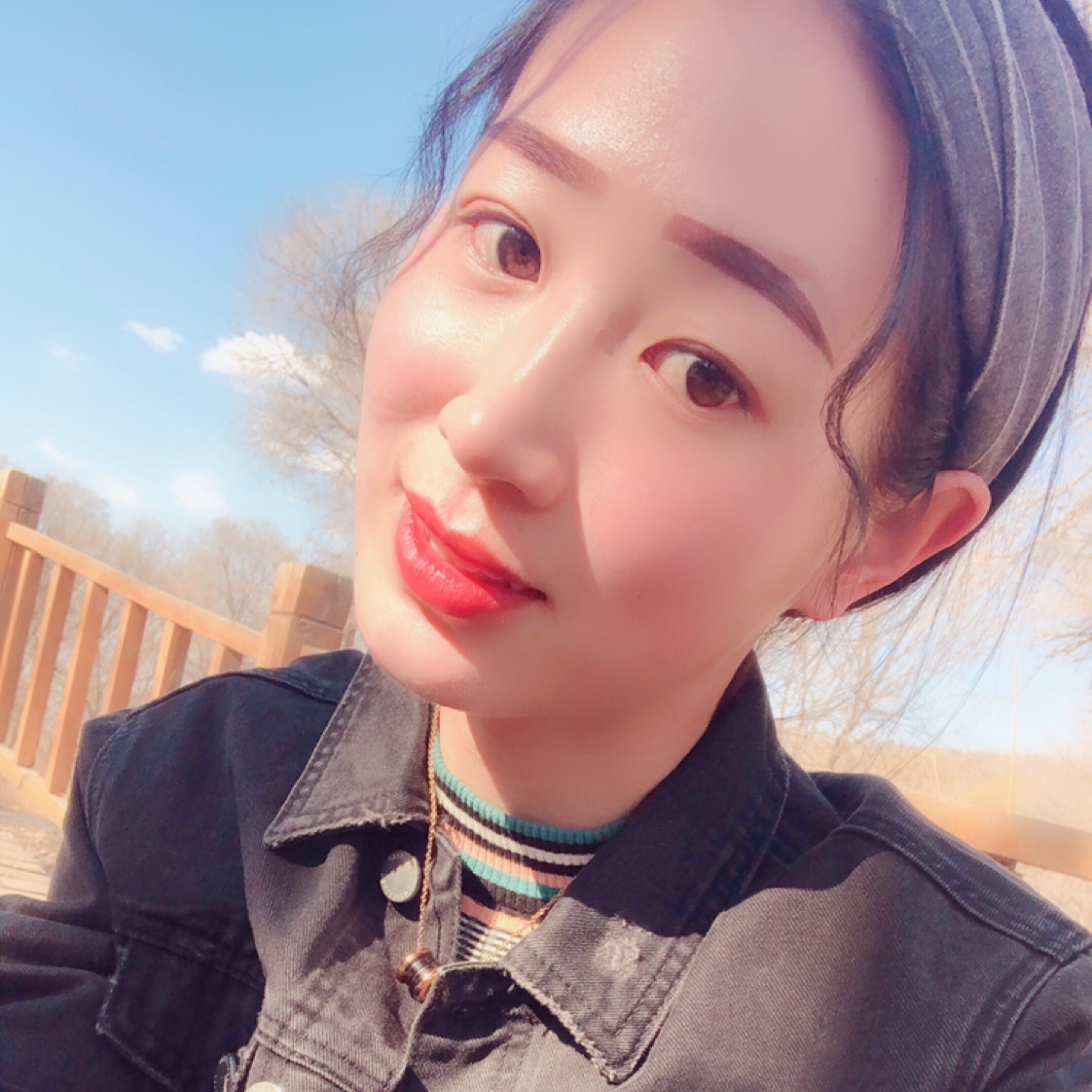 格格不入的微笑