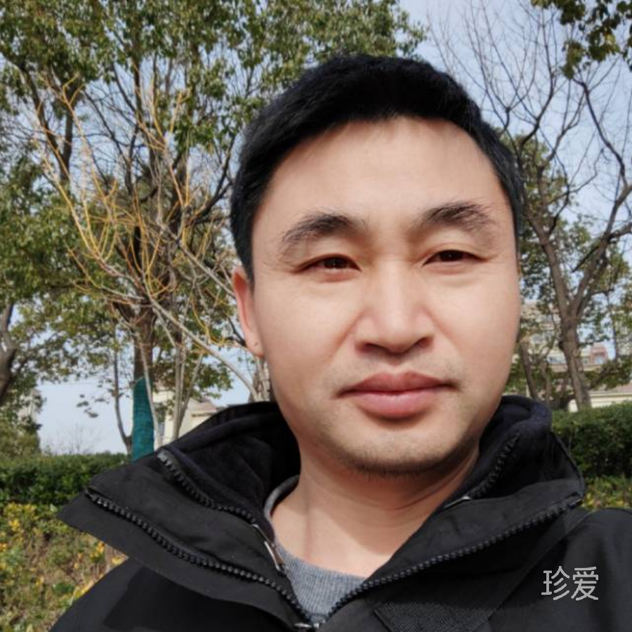 坐在角落里的人