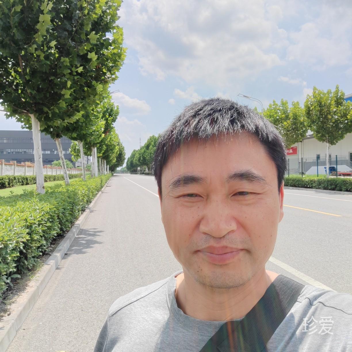 坐在角落里的人