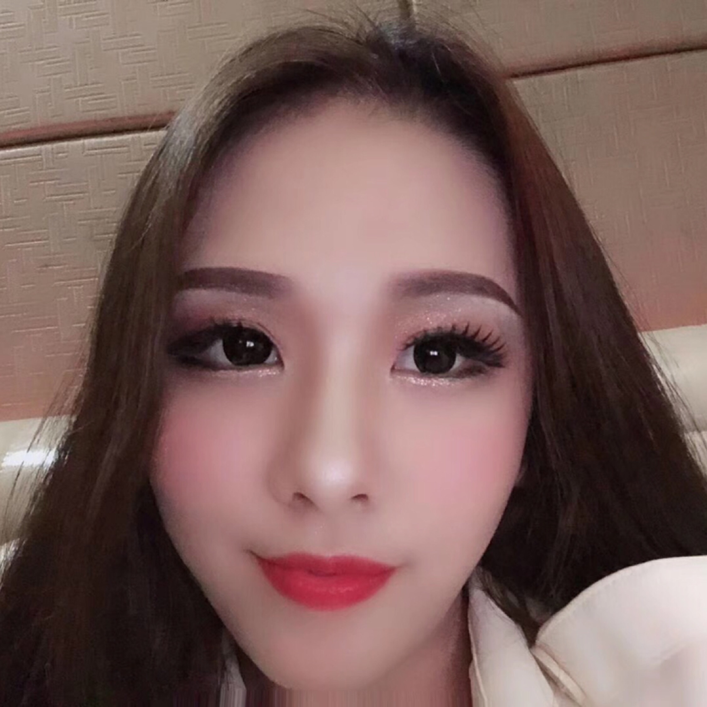 格格不入的微笑