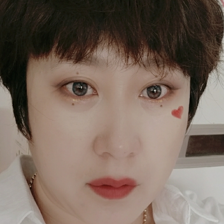 在雪山生存的雪狼