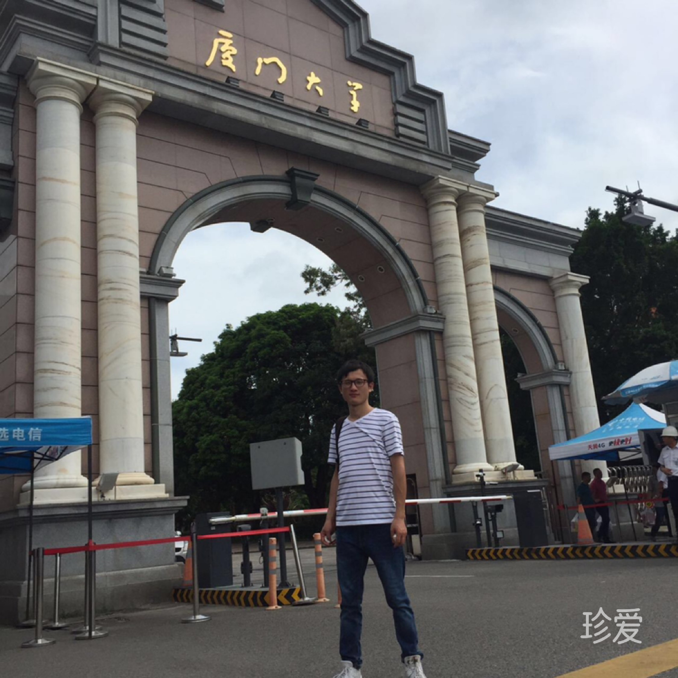 见人羞涩却回头