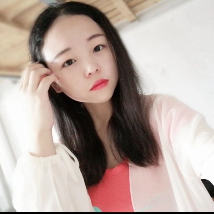 爬扫把的小猫咪